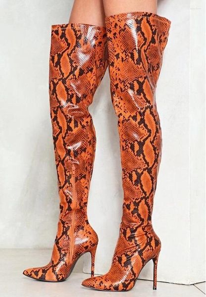 Bottes orange peau de serpent sur les femmes du genou haut talon hiver long put