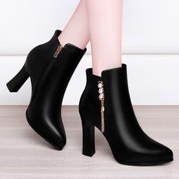 Botas Botas cortas de tacón alto puntiagudas 2021 Otoño Invierno Diseñador Tacón grueso Plus Terciopelo Zapatos de cuero para mujer Botas con flecos Tobillo para mujer