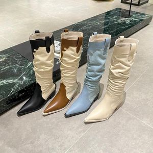 Bottes pointues femelles genoues mixtes couleurs plates mi-talons bottines occidentales noires beige brun bleu glissement sur une femme d'hiver