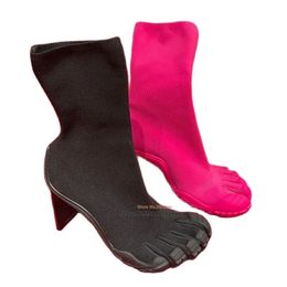 Bottes Image réelle bout fendu tirer sur botte chaussette chaussures en noir rose chaussons femmes cinq doigts bottes courtes à talons hauts chaussures de piste 231009