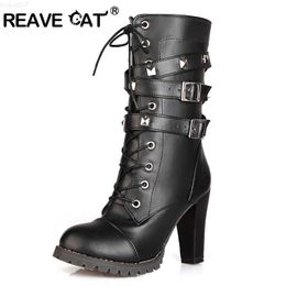 Bottes REAVE CAT Femmes Mi-mollet Bottes Épais Talons Hauts Plate-Forme Ronde Boucle Zipper Rivets À Lacets En Cuir Botas Hiver Fourrure 43 QA3646 L230712