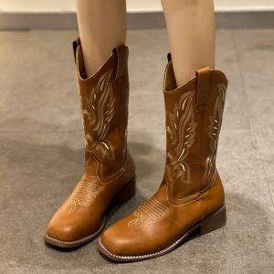 Boots Retro Boths occidentaux brodés pour les femmes 2024 automne d'hiver PU Leather Midcalf Boots Femme Femme cowboy à talons épais Femme