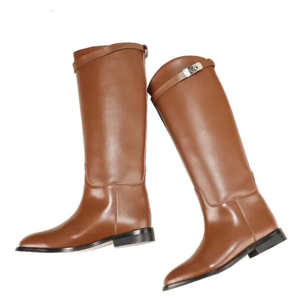 Botas Shark Lock Correa de cinturón alto para mujer Metal Mujer Caballero Zapatos de diseñador planos Rodilla de cuero genuino 231101