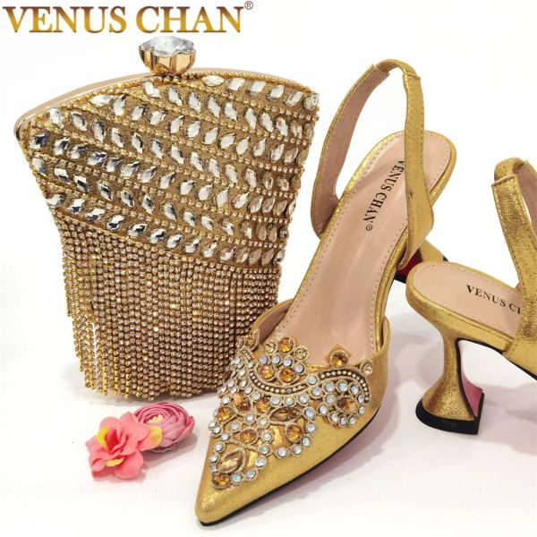 Botas zapatillas y bolsas para mujeres 2023 bordado dorado bordado punta de diamantes de diablo sandalias altas zapatillas de boda para bombas de damas