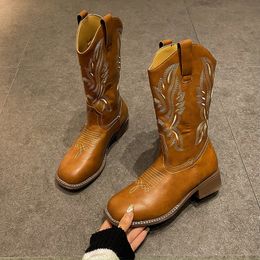 Botas Zapatos para mujer Botas de vaquero occidental para mujer Cremallera bordada Tacones en punta Primavera Otoño Marrón Casual Tacón medio PU 230801