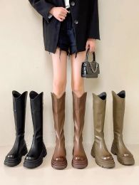 Boots Chaussures Boots en caoutchouc pour femmes Flat Talon Luxury Designer rond Toe Zipper Bootswomen Clogs Platform Fashion Fashion Overtheknee Ladi