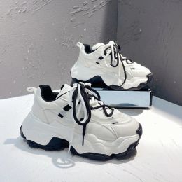 Boots Sneakers Femme 2022 Chaussures tendances Automne / hiver Nouveau papa Chaussures Trifle Sole Midheel White Chaussures Designer Chaussures Femme