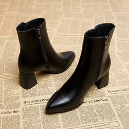 Botas Primavera y otoño Estilo británico Botas delgadas y delgadas para mujer Punta estrecha Cremallera lateral delgada Botas negras desnudas para mujer 231102