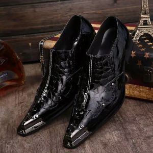 Laarzen Spring zomer Zwart Patent Leather Mens Pointed Teen Dress Shoes Metal Tip Studded Classic Slip on Oxford Shoes For Men