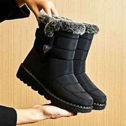 Boots Bottes d'hiver imperméables pour femmes, bottes de neige à longue plateforme en fourrure, chaussures de couple chaudes en coton, bottines en peluche, nouvelle collection 2023