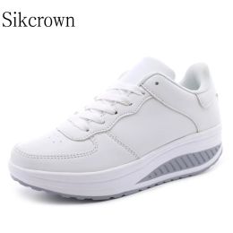 Boots Sneakers blancs avec plate-forme Tendances féminines 2023 Mesdames Shake Shaked Nursed Nurse Panier de sport décontracté Chaussures pour femmes Size42
