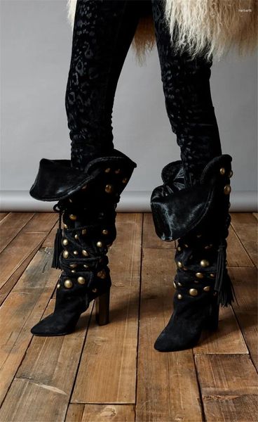 Botas Moda de invierno Mujeres Punta puntiaguda Botón de metal dorado Remache Tacón grueso Rodilla con cordones Botas gruesas de gamuza negra