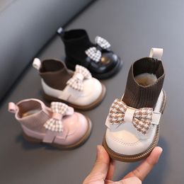 Bottes Chaussettes d'hiver pour bébés filles, bottes avec nœud épais, élégantes et mignonnes, bottes courtes tricotées décontractées, chaussures en cuir verni pour tout-petits filles, 230830