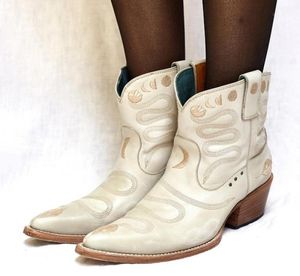 Bottes d'hiver Femmes à la cheville Broderie en cuir vintage Snake Moon Phase Western Point Toe Toe Shoes11292108