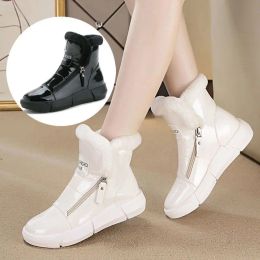 Bottes Chaussures féminines d'hiver 2022 Nouvelles bottes courtes de mode plus Velvet Hightop Sneakers Chaussures en coton chaud