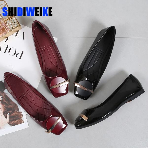 Boots Femmes Flats Chaussures de mariage brevet Toes carrés Toes Black Red Flats Chaussures plates Slip sur les chaussures de fête d'été printemps Plus taille