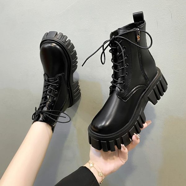 Boots Designer pour femmes Punk Motorcycle Bottes 2023 Automne d'hiver Fashion Side Zipper Boots Boots Woman Platform Shoes Bota de Vaqueiro