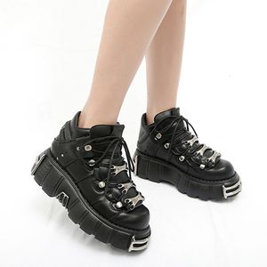 Botas Zapatos de cuero de estilo punk para mujer Altura del tacón con cordones Plataforma de 6 cm Botas de tobillo góticas para mujer Decoración de metal de PU Zapatillas de deporte con parte inferior gruesa 230919