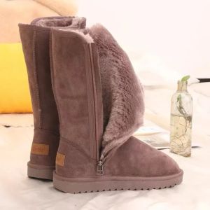 Botas Botas de nieve calientes de cuero de gamuza para mujeres 2023 Diseñador de invierno Fluffy Fluffy Anticold Zipper botas Plus Tamaño 42 zapatos de plataforma Mujer