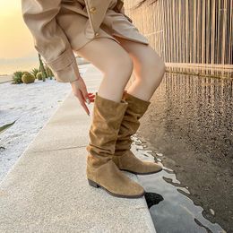 Botas mulheres camurça marrom longo salto alto ocidental cowboy enrugado 2023 moda feminina designer sapatos coxa
