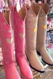 Bottes Femmes Cowboy Cowgirl Bottes En Forme De Coeur Design Mode Doux Sucre Western Bottes Sans Lacet Rose Rétro Chaussures Bout Pointu 231007