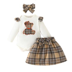 Nés Baby Girl Clothes 3pcs Set Cartoon Bear Brodemery Manches longues Bodys Plaid Jupe Costume Infant 0 18 mois 231221