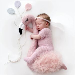 Born Baby Pographie accessoires floraux fond floral mignon flamant rose posant des tenues de poupée