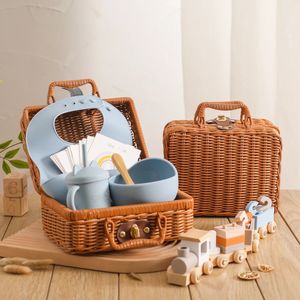 Born Vintage Coffret Cadeau Ensemble Bébé Silicone Bol D'alimentation Cuillère Bavoir Tasse En Bois Train Jouet Naissance Commémorative P ographie Prop 231225