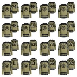 Boston''Bruins''Men Mujeres Jóvenes David Pastrnak Brad Marchand Jeremy Swayman Linus Ullmark Coyle 2024 Camo Apreciación militar Noche cosida Hockey Jersey