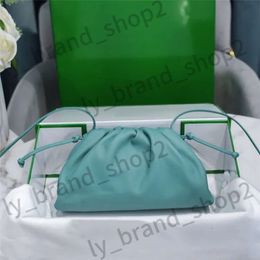 Botega Venetta Pouche de concepteur de luxe Mini Mini Green Leather Clatickingbag Spirder 7A Quality Taille 23 * 13 * 7cm 156