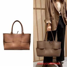 Botte Venetas Arco Bolsos de mano Bolsos de cuero genuino 2024 Nuevo bolso Otoño Invierno Textura Bolso grande Bolso de mano tejido Cuero genuino para mujer HandHB de gran capacidad con logo