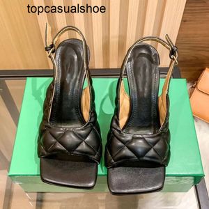 Bottega-Venetta Luxury 2023 Diseñador Zapatos de vestir de la mejor calidad Bombas Bombas de mujer Tacones altos Slingback Punta puntiaguda Cuero cepillado Moda para mujer Sandalia de fiesta