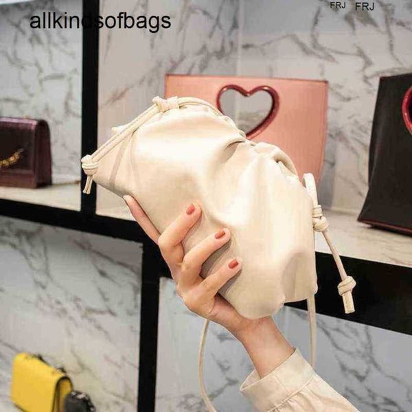 Bottegaaveneta Bags Pouch Hong Kong Compra Song Hye Kyos Same Leather Soft Cloud Small CK Armpit Messenger Fold Dumpling tiene logotipo