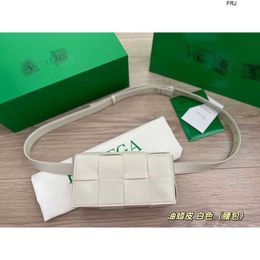 Bottegaaveneta Kassettentaschen Ölwachsleder gewebte Taillentasche Kleine quadratische One-Shoulder-Messenger-Tofu-Mini-Brusttasche mit Logo Dgql