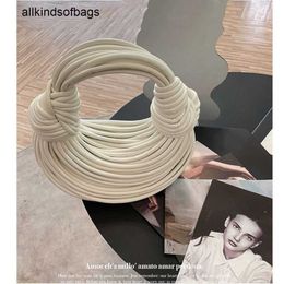 Bottegaavenetas Bags Jodie Bolso tejido anudado hecho a mano para mujer 2023, un nuevo diseño de nicho, fideos hechos a mano, albóndigas debajo de la axila, frj