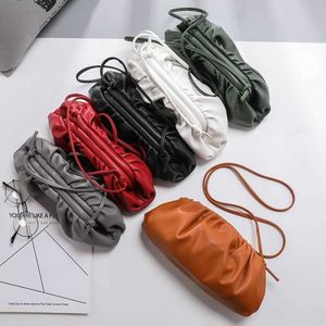 Bottegaavenetas Pochette Sacs 2023 Été Nouveau Sac À Bandoulière En Cuir Souple Pour Étudiantes Simple Et À La Mode Polyvalent Une Épaule Pu Net Nuage Rouge