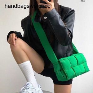 BottegassVenetas Cassettes Tassen Netto Rood Spons Geweven Kussen Dames Eén Schouder Crossbody Down Herfst en Winter 2023 Nieuwe Mode Met Logo frj YC0I