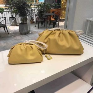 Bottegs Venets Jodie Bag Pouch andiamo 2024 Zomer Nieuwe Cloud Clip Cowhide Dames Solid Color Trendy Schouder Crossbody Dumpling met origineel 1: 1 Logo