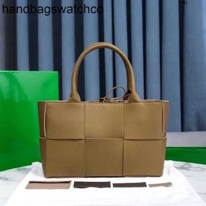 Bottegvenetas Arco Tote Bag Botegss Ventss Bolsas para mujeres Tienda en línea Venta al por mayor 2024 Nueva moda para mujer Gran cuero de vaca Sólido Compras Cuerpo cruzado con real