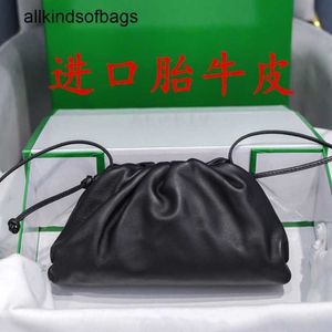 Bottegvenetas sacs pochette filet rouge uni Grain Dumpling sac importé fœtal cuir de vache Vd Cloud femmes main messager épaule