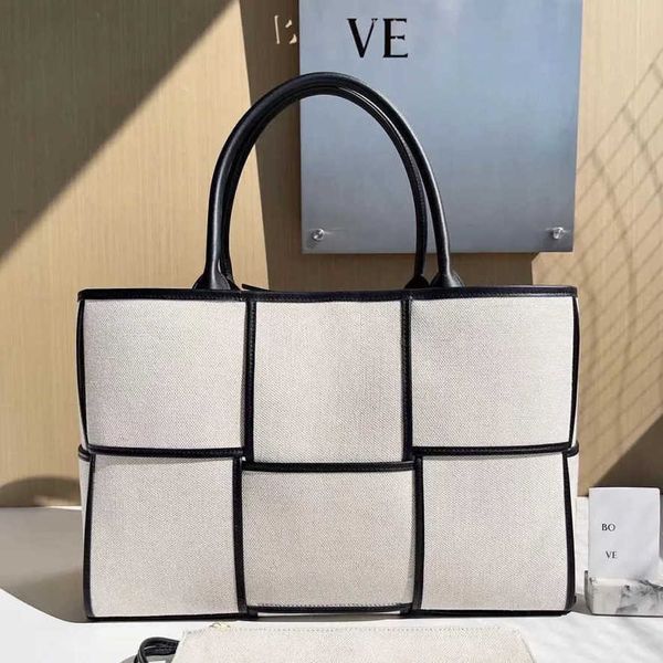 Bottegvenetas Bolsos Arco Tote Bag Beach Weave Hombres Top Handle Totes Embrague Diseñador de lujo Monederos para mujer Fin de semana Lona Cruz Cuerpo Vintage Tronco Shopper Pochett