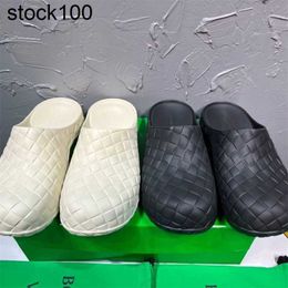 Bottegvenetas slipper baotou tuo ultra léger sandales polyvalentes pour la mode américaine durable épaisse semelle tissée de la mode deux usures