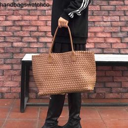 Bottegvenets Handbags Cabat Tote Sac Grand 2024 Nouvelle tendance Fashion Shopping Mens and Womens Weaving Handheld Belling Vegetable Panier Frj