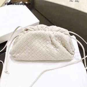 BOTTEGVENETS ZAKS TAGS 2024 NIEUW INS LEDER GEWIMT WOUD Soft Dumpling Fashionable One Shoulder Messenger Hand gerimpelde vrouw hebben Logo RJ