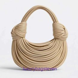 Sacs fourre-tout de créateur Jodie de Bottgs's Vents en vente Sac à nouilles Sac à main avec nœud en corde tissé à la main Femmes Lamian Noodles Petit design Polyvalent unique Avec un vrai logo