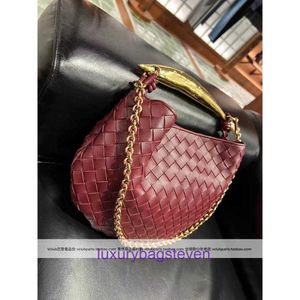 Bolsas de asas de diseño de sardinas de Bottgs's Vents a la venta 2024 Nuevo Potty Early Spring Wine Color Classic Woven Silver Red Hand Handle Chain Bag con logotipo real