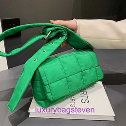 Bottgss Ventss Cassette Designer Bolsos de mano para mujer tienda en línea Bolso de ropa acolchado de algodón para mujer invierno nueva moda coreana con logotipo real