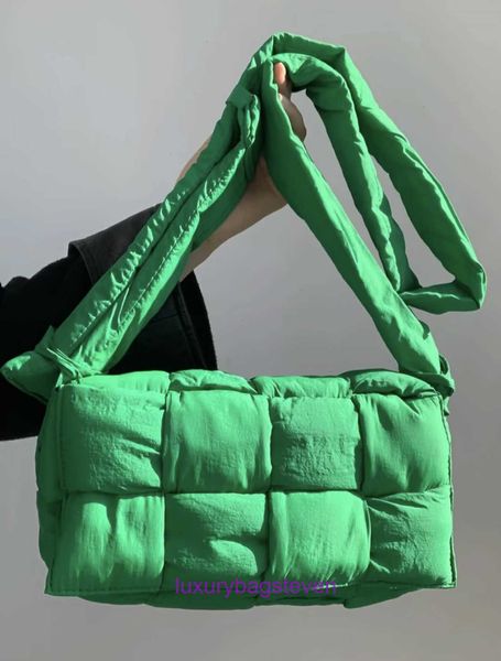 Bottgss Ventss Cassette Designer Bolsos de mano para mujer tienda en línea Chaqueta de algodón y bolso de plumas Tejido de esponja de un solo hombro con logotipo real