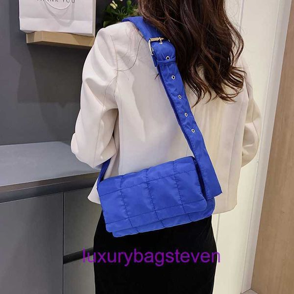 Bottgss Ventss Cassette Designer Bolsas de asas para mujeres Tienda en línea Bolsa de chaqueta de algodón espacial 2024 Primavera Nueva esponja a cuadros pequeño cuadrado con logotipo real 7O3R