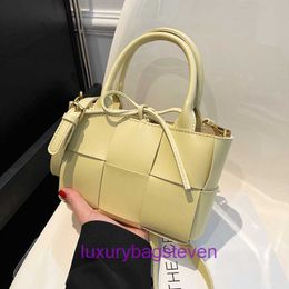 Bottgss Ventss fourre-tout en cuir véritable sac à main de haute qualité petit sac de style occidental pour les femmes au printemps et en été 2023 nouveau fashionabl à la mode ont un vrai logo